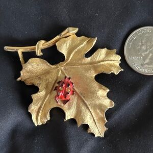 Sarah Coventry golden fall leaf/lady bug brooch